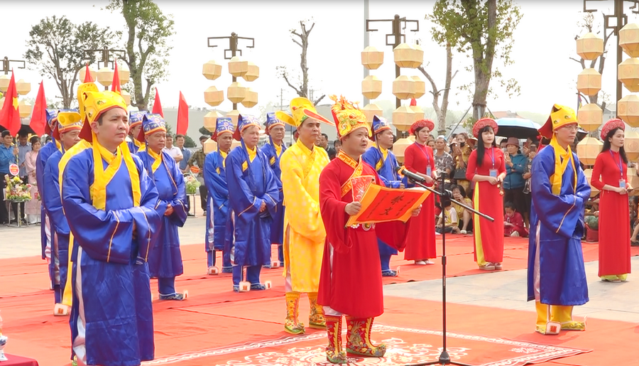 Đồng chí Thân Hải Nam, Phó Bí thư Huyện ủy, Chủ tịch UBND huyện - Chủ tế đọc chúc văn tại Lễ tế