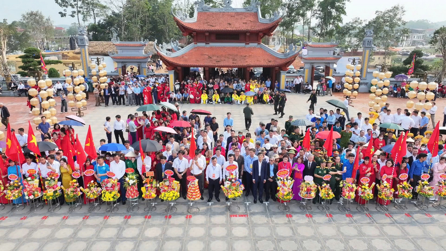 Các đồng chí lãnh đạo đại diện các cơ quan của tỉnh, lãnh đạo huyện cùng đông đảo cán bộ, nhân dân địa phương và du khách thập phương dự Lễ tế