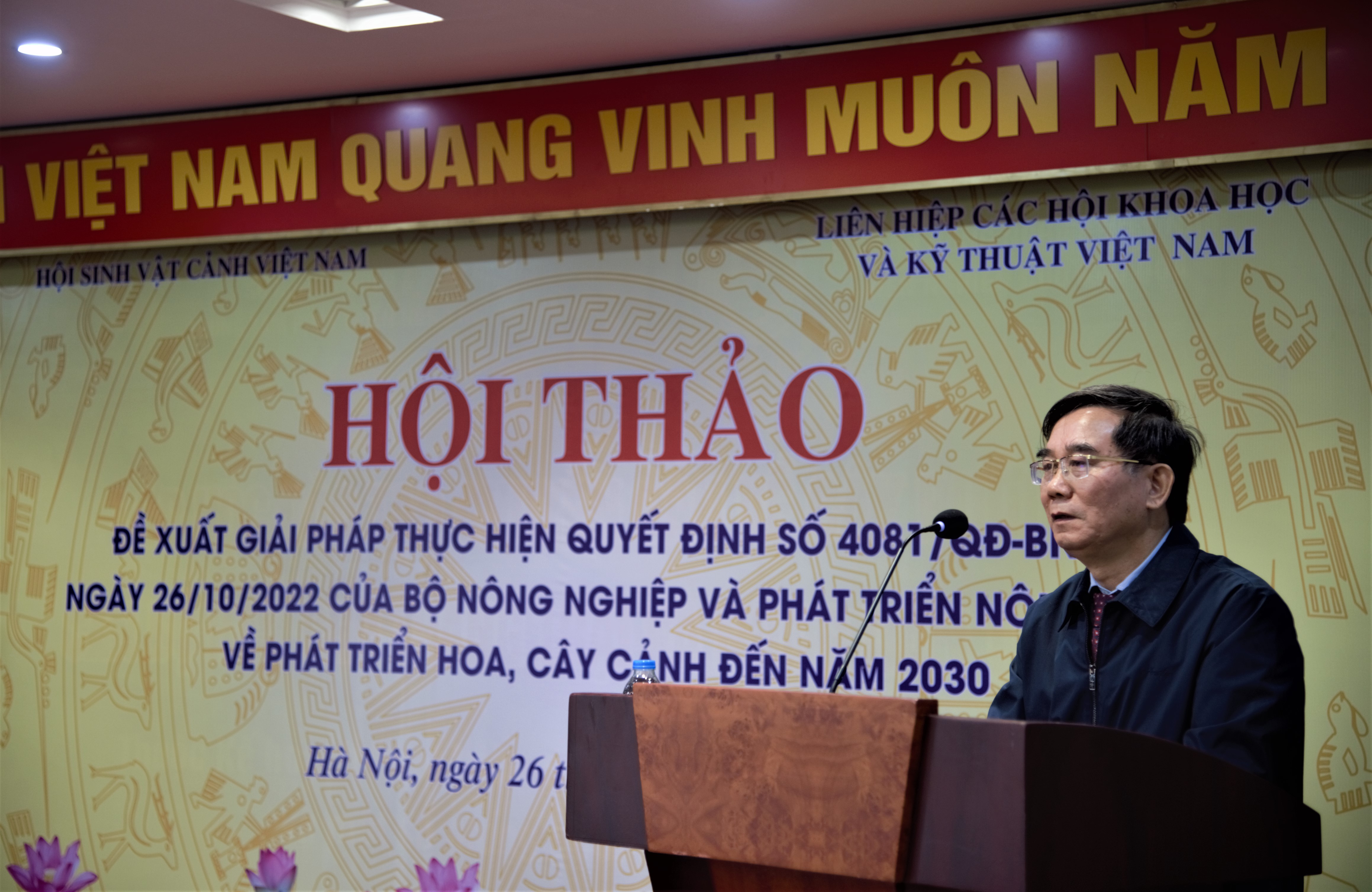 TS. Nguyễn Hữu Vạn - Chủ tịch Hội Sinh vật cảnh Việt Nam phát biểu khai mạc Hội thảo “Đề xuất giải pháp thực hiện Quyết định số 4081/QĐ-BNN-TT của Bộ Nông nghiệp và Phát triển nông thôn về phát triển hoa cây cảnh đến năm 2030”./Ảnh Mạnh Tuấn