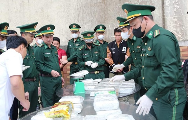 Hà Tĩnh Bắt hai đối tượng người nước ngoài cõng 44 bánh heroin và 10kg ma tuý đá