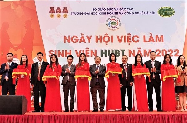 Ngày hội việc làm sinh viên HUBT 2022 - Sôi động và thiết thực với mỗi sinh viên