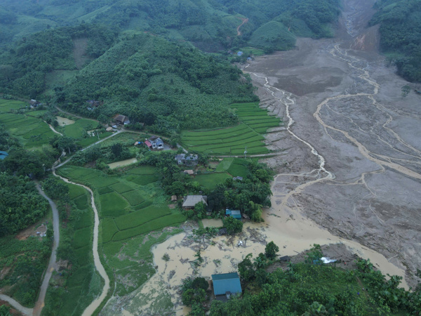  Trong hoạn nạn, sáng nghĩa đồng bào