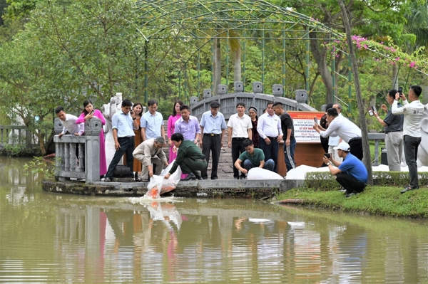 Hội Sinh vật cảnh Tp Hải Phòng trao tặng cá Koi Khu di tích quốc gia Kim Liên, huyện Nam Đàn tỉnh Nghệ An