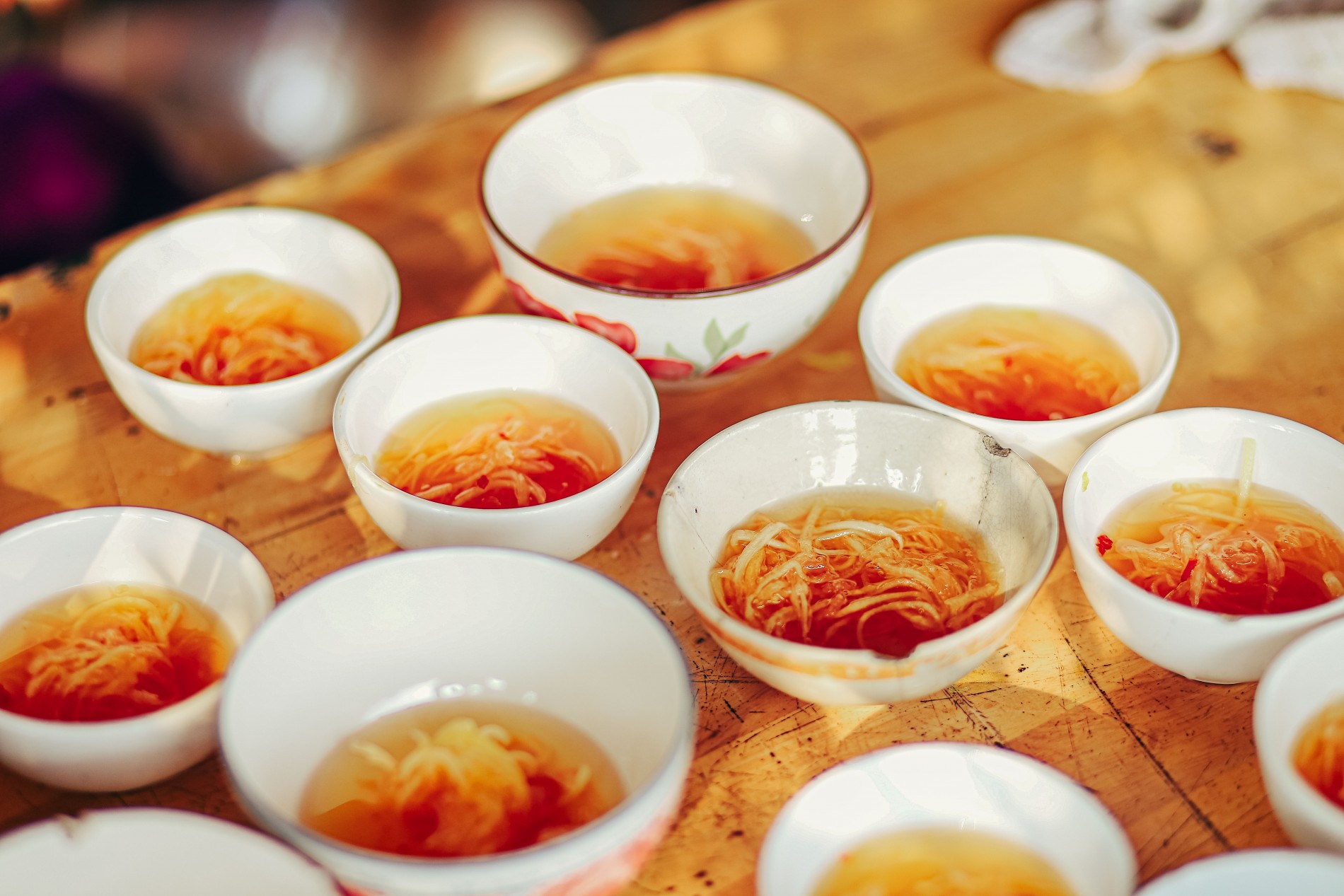 Bánh xèo miền Tây: Âm thanh xèo xèo vui tai với chiếc bánh vàng ươm, giòn rụm níu chân thực khách