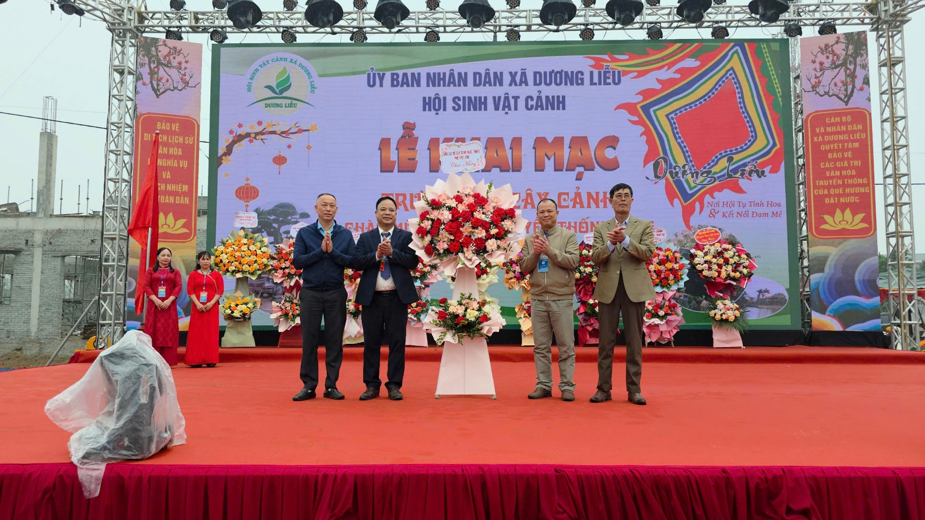 Nhiều nhà vườn và Hội sinh vật cảnh của các địa phương khắp nước đã đến chúc mừng