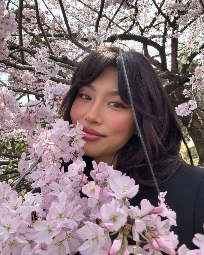 Á hậu Thảo Nhi Lê vừa khép lại hành trình khám phá Tokyo đúng vào thời điểm hoa anh đào nở rộ. Cô chia sẻ cảm xúc đặc biệt sau chuyến đi, cho biết dù từng nhiều lần ghé thăm, thủ đô Nhật Bản vẫn luôn khiến cô bất ngờ bởi sự sôi động, văn hóa ẩm thực phong