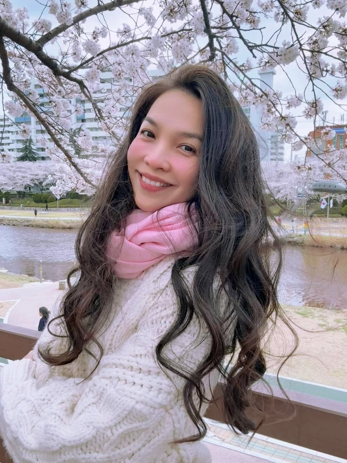 Hiền Thục ghé thăm Hàn Quốc đúng vào mùa hoa anh đào bung nở, dạo bước thư thả bên dòng sông rợp sắc hồng. Những hình ảnh mới của nữ ca sĩ nhận nhiều lời khen ngợi từ người hâm mộ nhờ vẻ ngoài rạng rỡ, trẻ trung và tràn đầy sức sống giữa khung cảnh lãng m