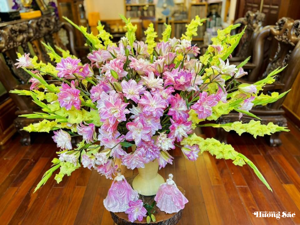 Hoa ly kép bền bỉ, kiêu sa và đầy mê hoặc trong không gian sống hiện đại