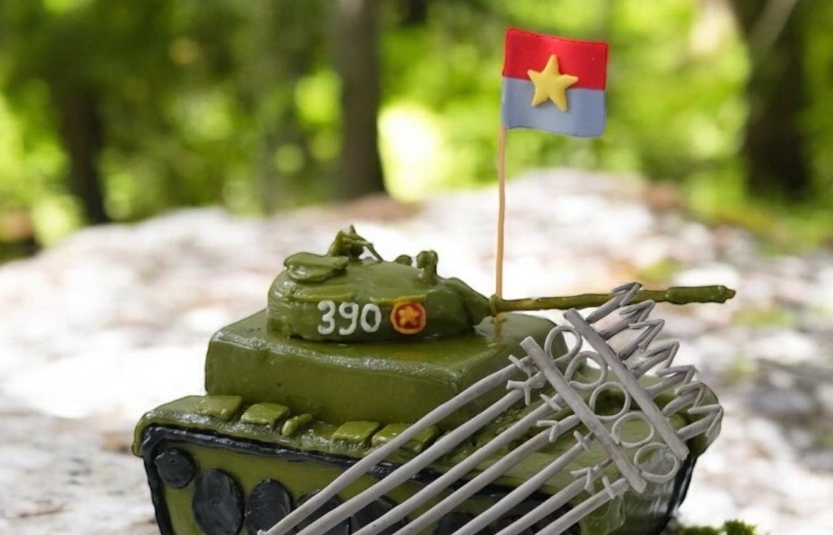 Cơn sốt "bánh yêu nước" mừng đại lễ 30/4: Chiếc bánh nhỏ chứa đựng tình yêu lớn