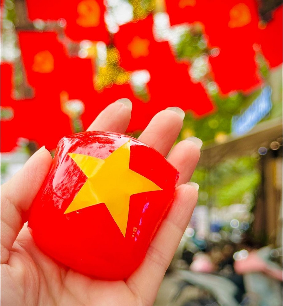 Cơn sốt bánh yêu nước mừng đại lễ 30/4: Chiếc bánh nhỏ chứa đựng tình yêu lớn