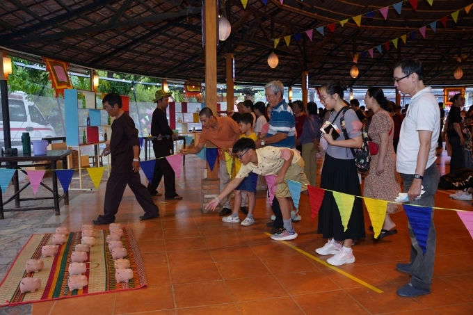 Ngoài ẩm thực, khách tham quan còn được trải nghiệm các trò chơi dân gian. Ảnh: Saigontourist Group