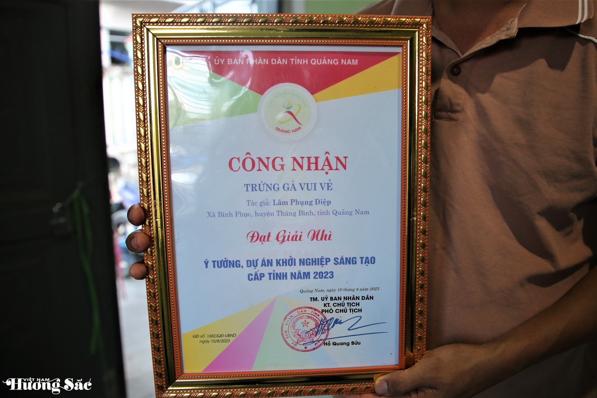 Vợ chồng trẻ đổi đời nhờ nuôi gà nhân đạo, bán trứng cho resort 5 sao
