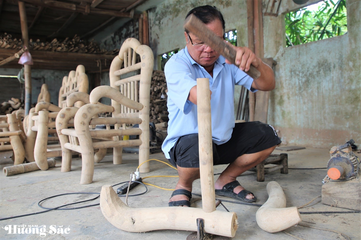 Nghệ nhân cụt tay hô biến gốc tre thành đồ nội thất giá chục triệu