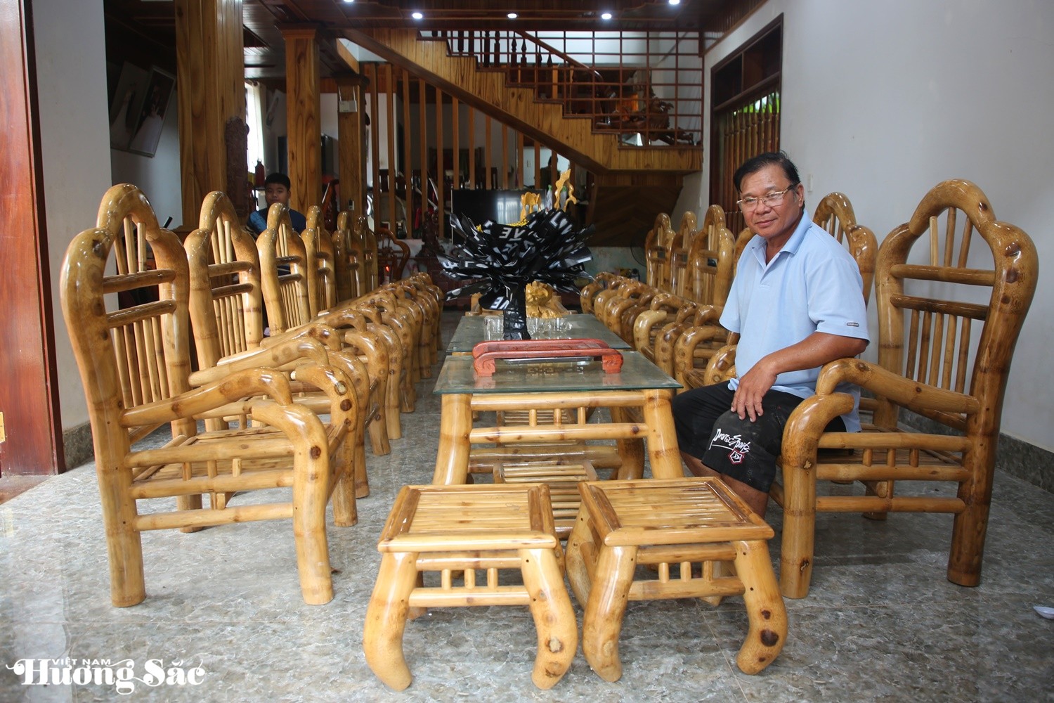 Nghệ nhân cụt tay hô biến gốc tre thành đồ nội thất giá chục triệu