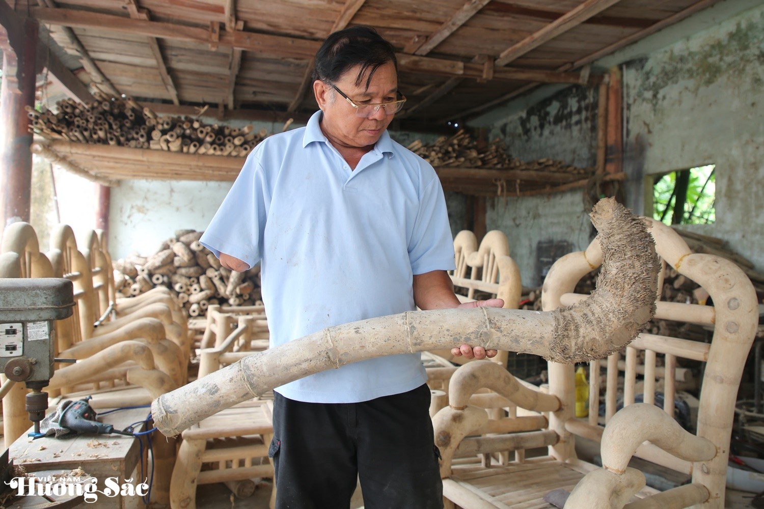 Nghệ nhân cụt tay hô biến gốc tre thành đồ nội thất giá chục triệu