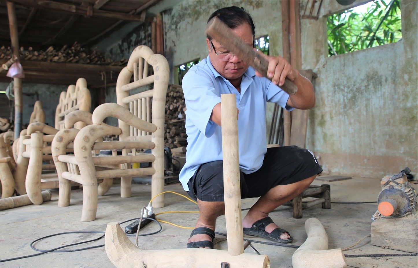 Nghệ nhân cụt tay "hô biến" gốc tre thành đồ nội thất giá chục triệu