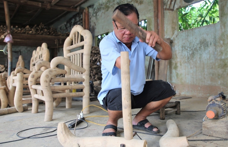 Nghệ nhân cụt tay "hô biến" gốc tre thành đồ nội thất giá chục triệu