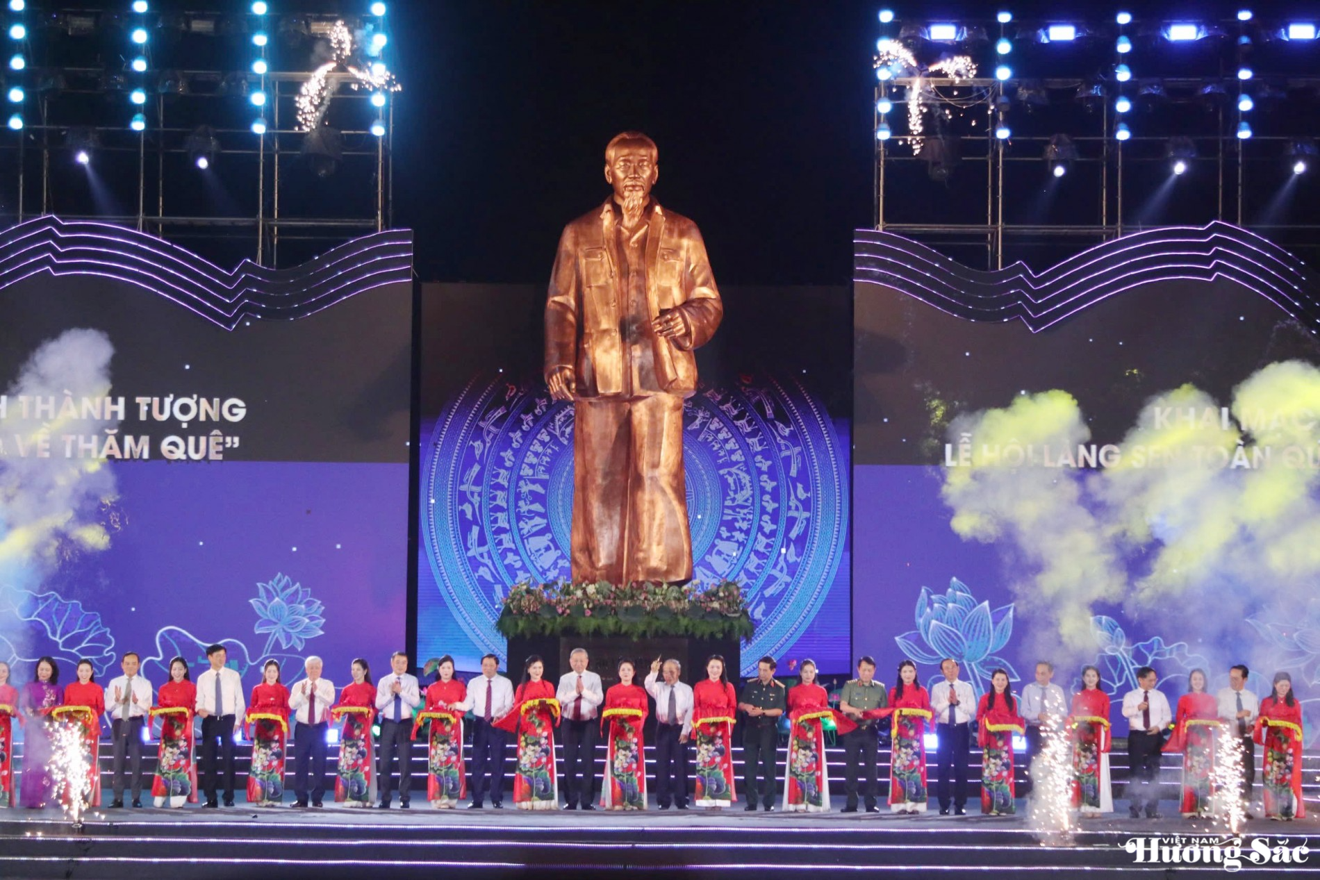 Tổng Bí thư Tô Lâm dự Lễ hội Làng Sen toàn quốc 2025 và khánh thành tượng đài “Bác Hồ về thăm quê”