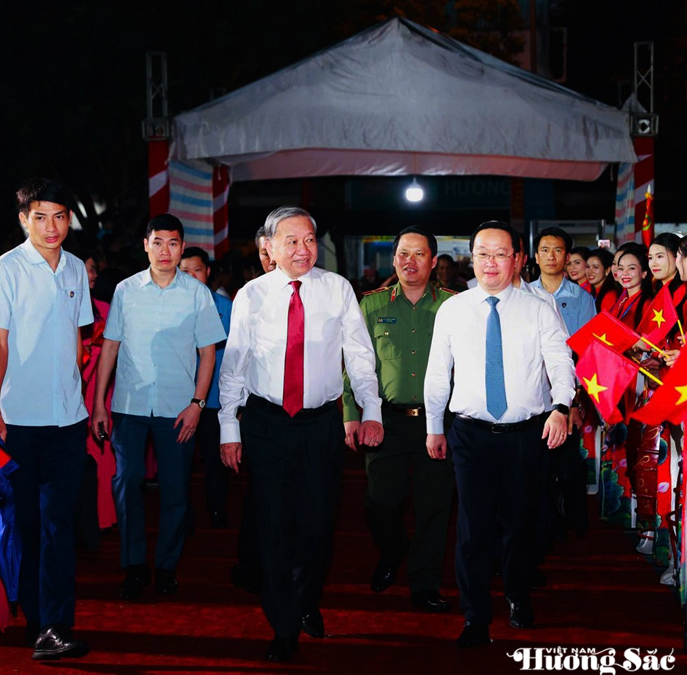 Tổng Bí thư Tô Lâm dự Lễ hội Làng Sen toàn quốc 2025 và khánh thành tượng đài “Bác Hồ về thăm quê”