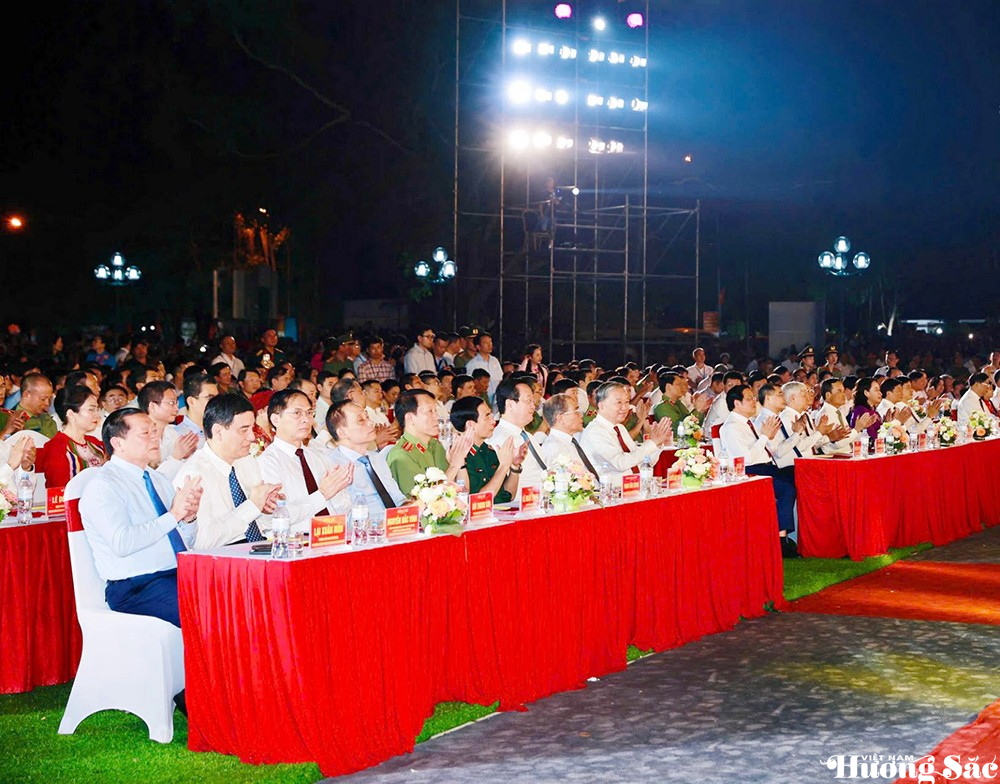 Tổng Bí thư Tô Lâm dự Lễ hội Làng Sen toàn quốc 2025 và khánh thành tượng đài “Bác Hồ về thăm quê”