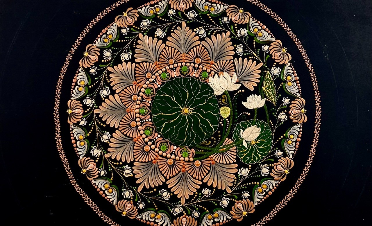 Mandala Sen và hành trình nở hoa từ những dấu chấm Mandala Sen và hành trình nở hoa từ những dấu chấm
