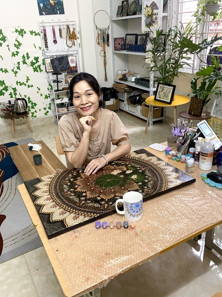 Mandala Sen và hành trình nở hoa từ những dấu chấm Mandala Sen và hành trình nở hoa từ những dấu chấm
