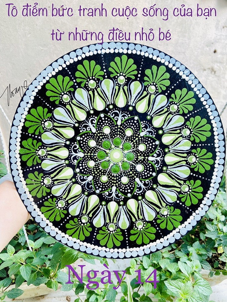 Mandala Sen và hành trình nở hoa từ những dấu chấm Mandala Sen và hành trình nở hoa từ những dấu chấm