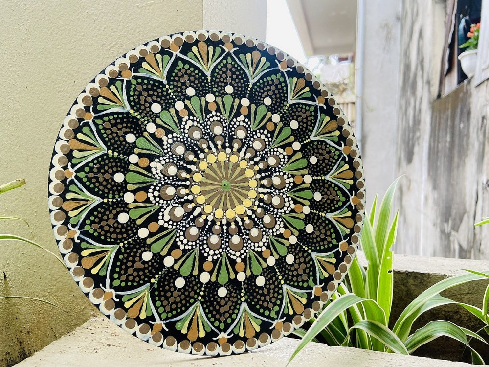 Mandala Sen và hành trình nở hoa từ những dấu chấm Mandala Sen và hành trình nở hoa từ những dấu chấm
