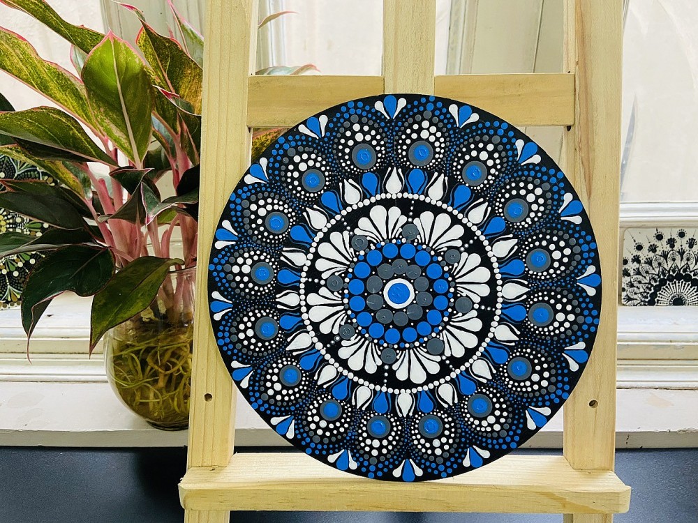Mandala Sen và hành trình nở hoa từ những dấu chấm Mandala Sen và hành trình nở hoa từ những dấu chấm