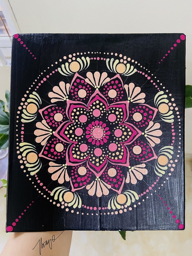 Mandala Sen và hành trình nở hoa từ những dấu chấm Mandala Sen và hành trình nở hoa từ những dấu chấm