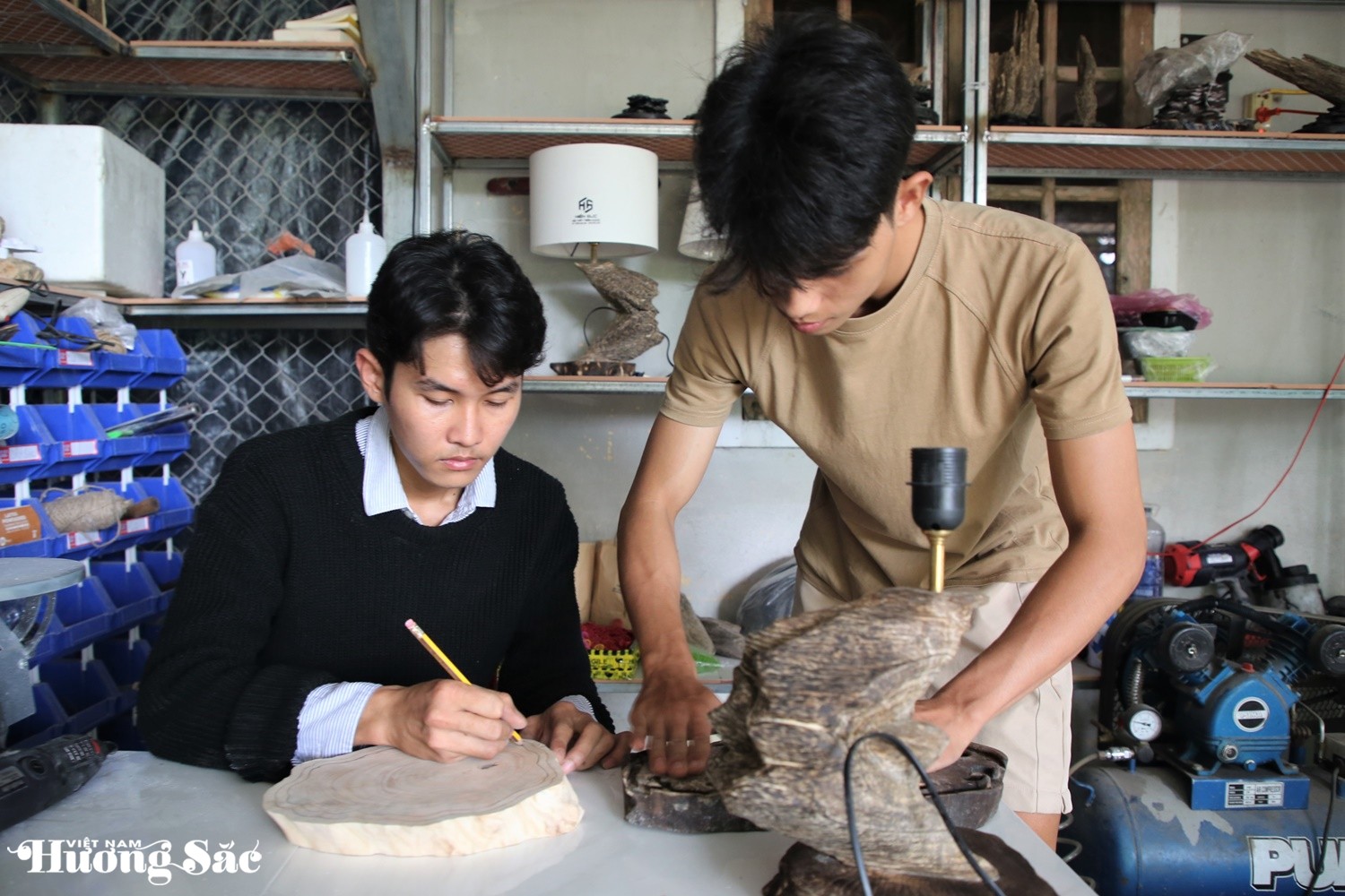 Độc lạ đèn ngủ tỏa hương trầm, giúp ngủ ngon của 2 chàng trai ở Quảng Nam