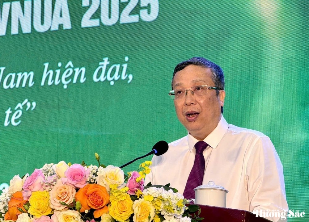 Ông Hoàng Trung - Thứ trưởng Bộ Nông nghiệp và Môi trường đánh giá cao kết quả mà Học viện Nông nghiệp Việt Nam và Hội Sinh vật cảnh Việt Nam phối hợp tổ chức Festival Hoa, Cây Cảnh VNUA 2025. Ảnh: Đức Thiện