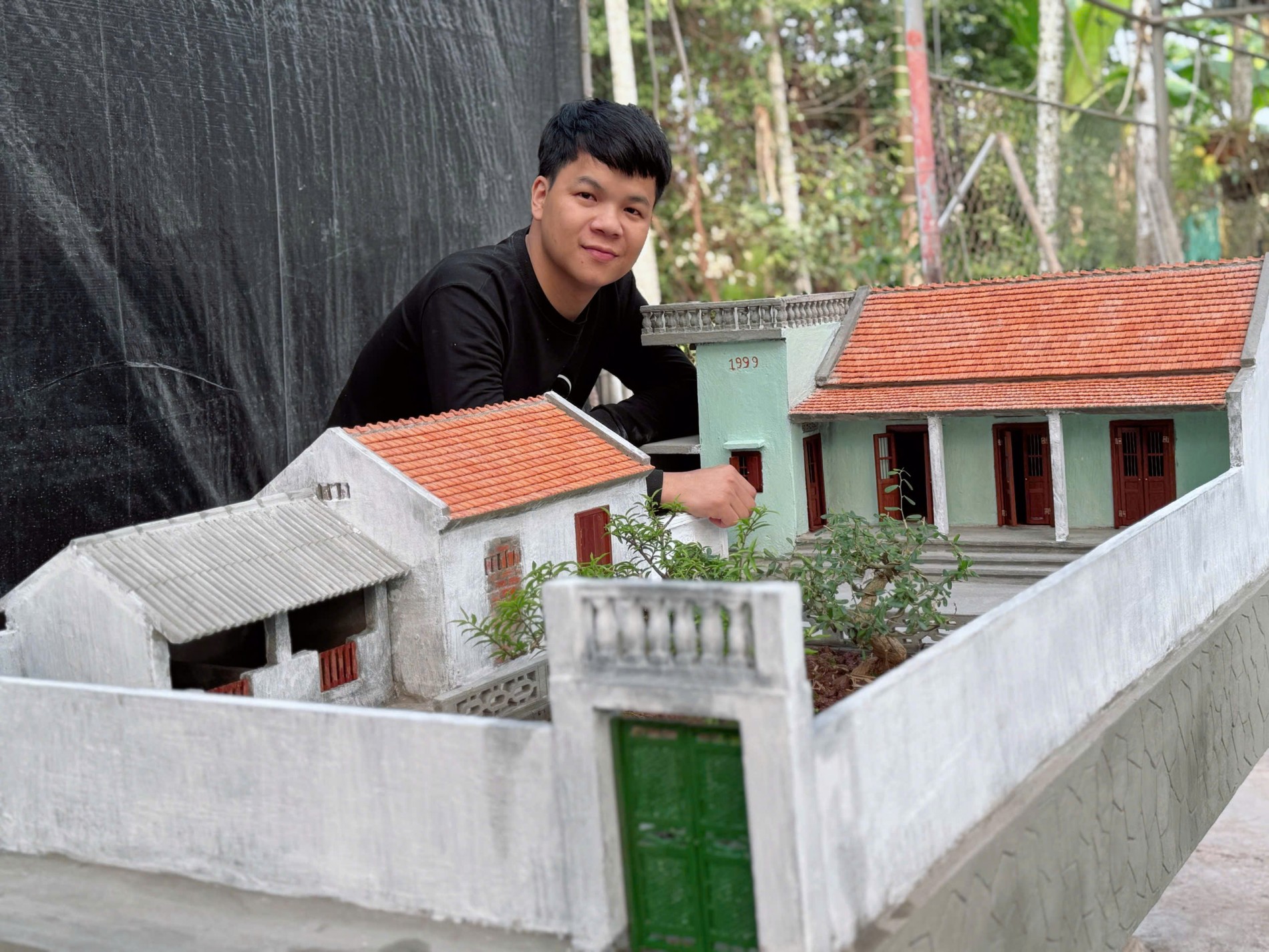Người “gom ký ức” vào từng mái ngói và hành trình tái hiện những ngôi nhà ở miền thương nhớ