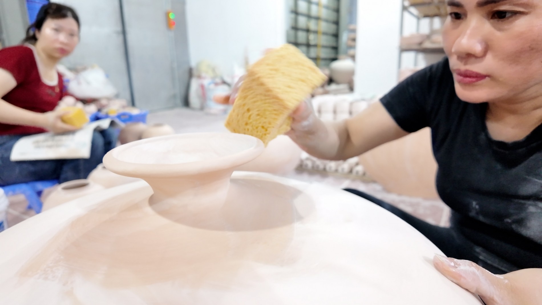 Nghệ nhân ưu tú Đức Tân và câu chuyện “hộ chiếu gốm” đưa bản sắc Việt ra thế giới