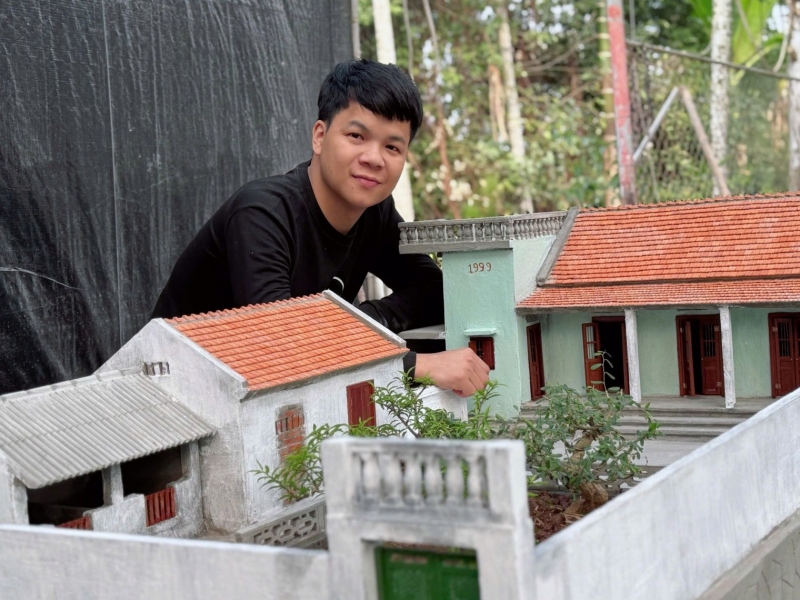 Người “gom ký ức” vào từng mái ngói và hành trình tái hiện những ngôi nhà ở miền thương nhớ