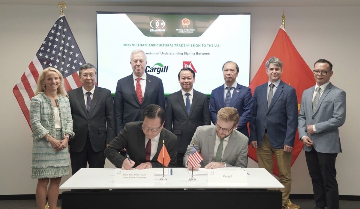 Bộ trưởng Đỗ Đức Duy và Chủ tịch USABC Ted Osius chứng kiến lễ ký MOU giữa Công ty CP Khai Anh Bình Thuận và Tập đoàn Cargill. Ảnh: