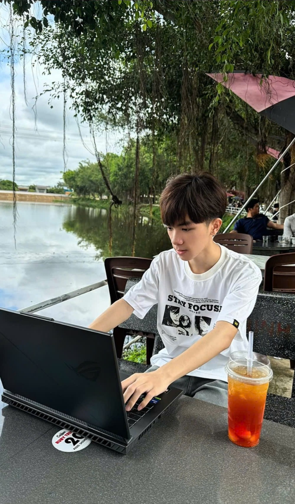 Video giúp cô giáo làm PowerPoint bất ngờ nổi tiếng, cậu học trò vùng núi lập luôn kênh TikTok thu về triệu view
