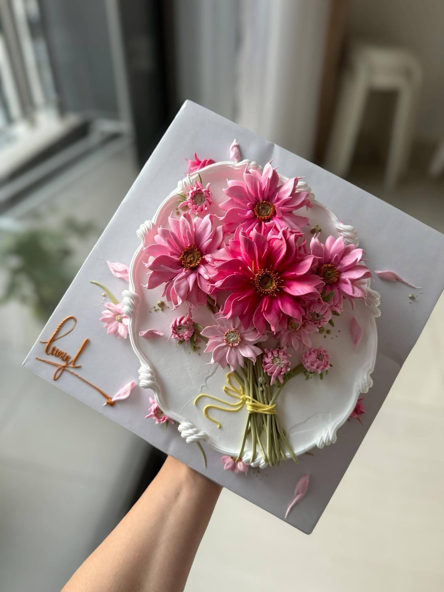 “Phù thủy” hoa kem: Biến kem topping thành những đóa hoa sống động như thật
