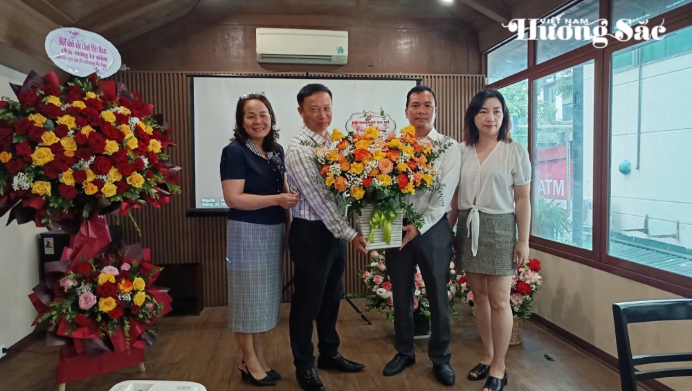 Tạp chí Việt Nam hương sắc kỷ niệm 100 năm Ngày Báo chí Cách mạng Việt Nam