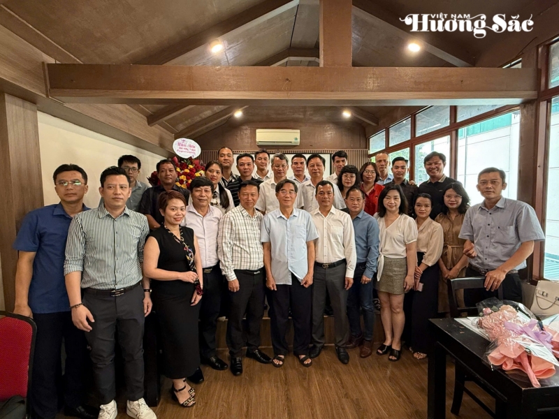 Tạp chí Việt Nam hương sắc kỷ niệm 100 năm Ngày Báo chí Cách mạng Việt Nam