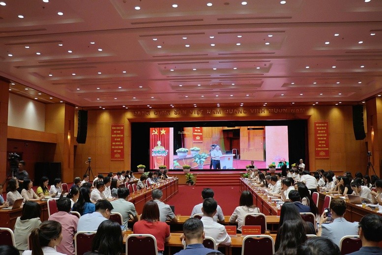 Hội nghị trao đổi giải pháp hỗ trợ người nộp thuế, triển khai Nghị quyết về phát triển kinh tế tư nhân - Ảnh: VGP