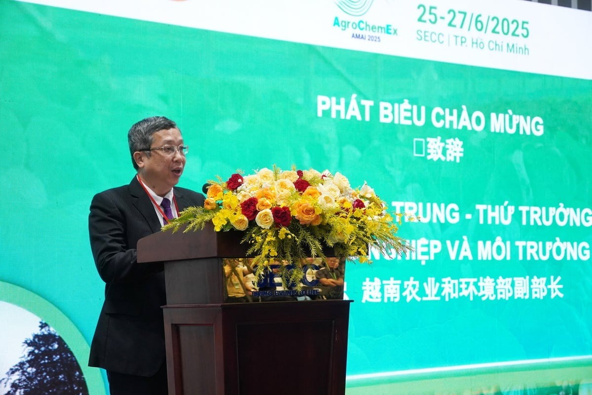 Thứ trưởng Bộ Nông nghiệp và Môi trường Hoàng Trung phát biểu tại lễ khai mạc.