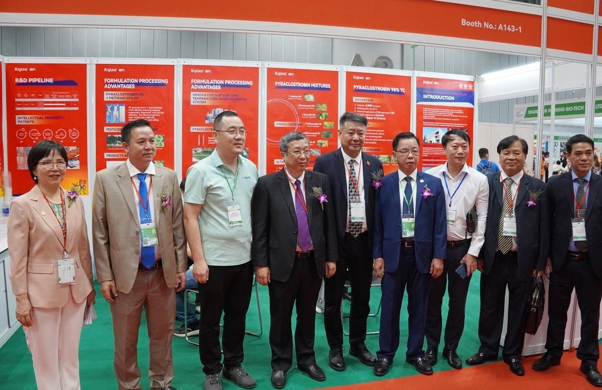 Thứ trưởng Bộ Nông nghiệp và Môi trường Hoàng Trung chụp hình cùng các đại biểu phía Trung Quốc