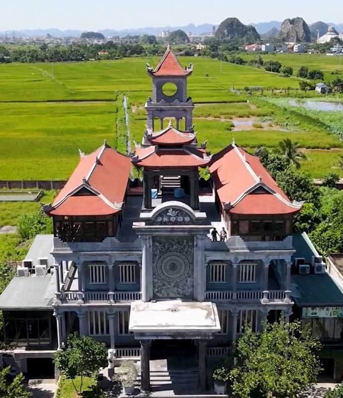 “Ngỡ là bê tông, hóa ra đá nguyên khối: Lâu đài đá 3.000m² chồng xây suốt 14 năm để tặng vợ”