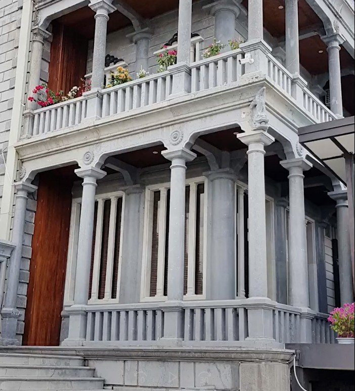 “Ngỡ là bê tông, hóa ra đá nguyên khối: Lâu đài đá 3.000m² chồng xây suốt 14 năm để tặng vợ”