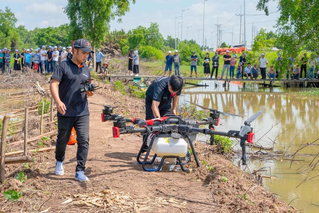 Nông dân Việt ứng dụng drone: Tăng hiệu quả, tiết kiệm sức lao động
