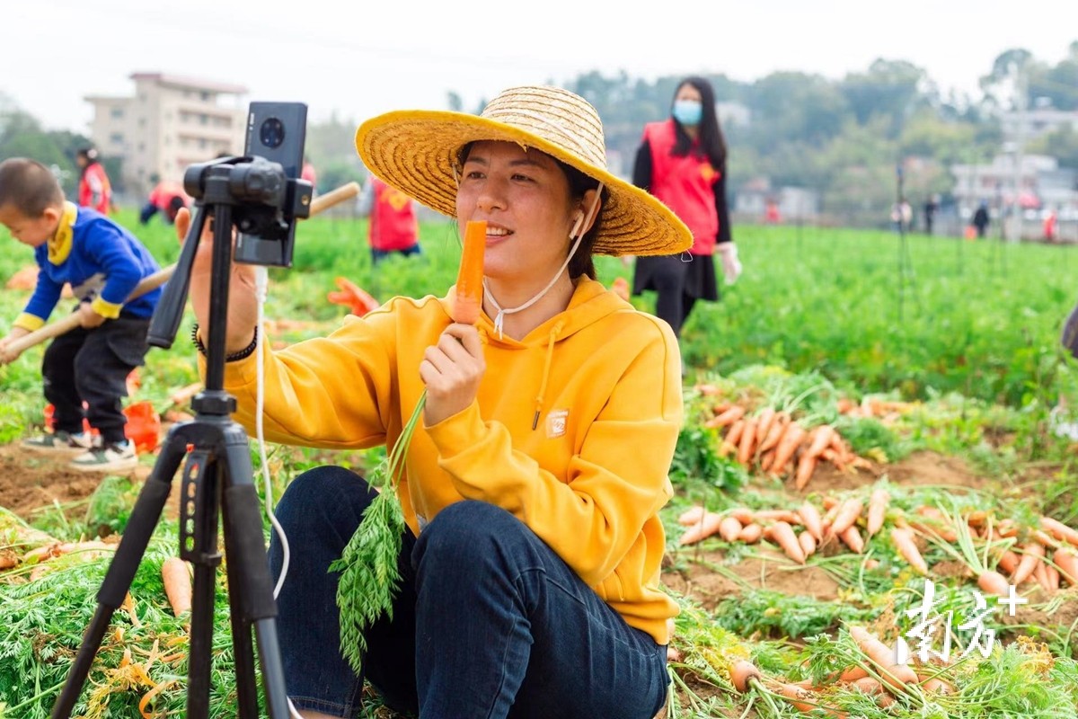 Cầm mic thay cuốc xẻng, nông dân Trung Quốc thành KOL triệu view