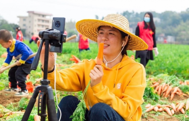 Livestream - nghề tay trái hái ra tiền của nông dân Trung Quốc
