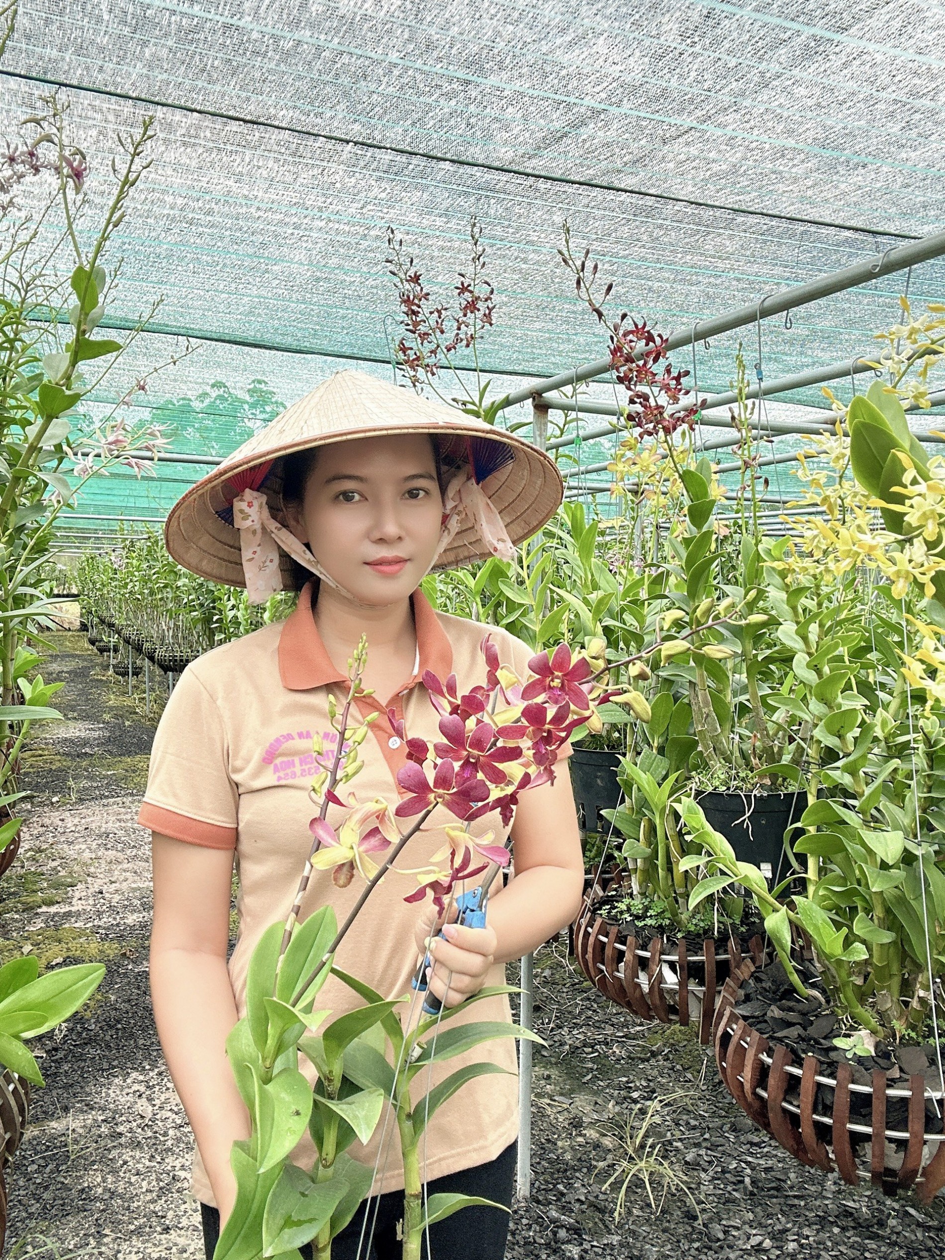 Người phụ nữ Khmer “thổi hồn” dòng lan 