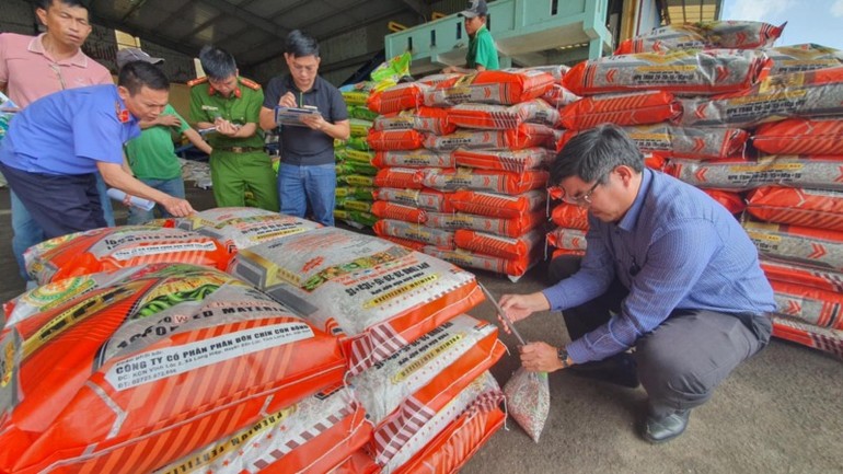 Phân bón giả len lỏi từ kho xưởng đến cánh đồng